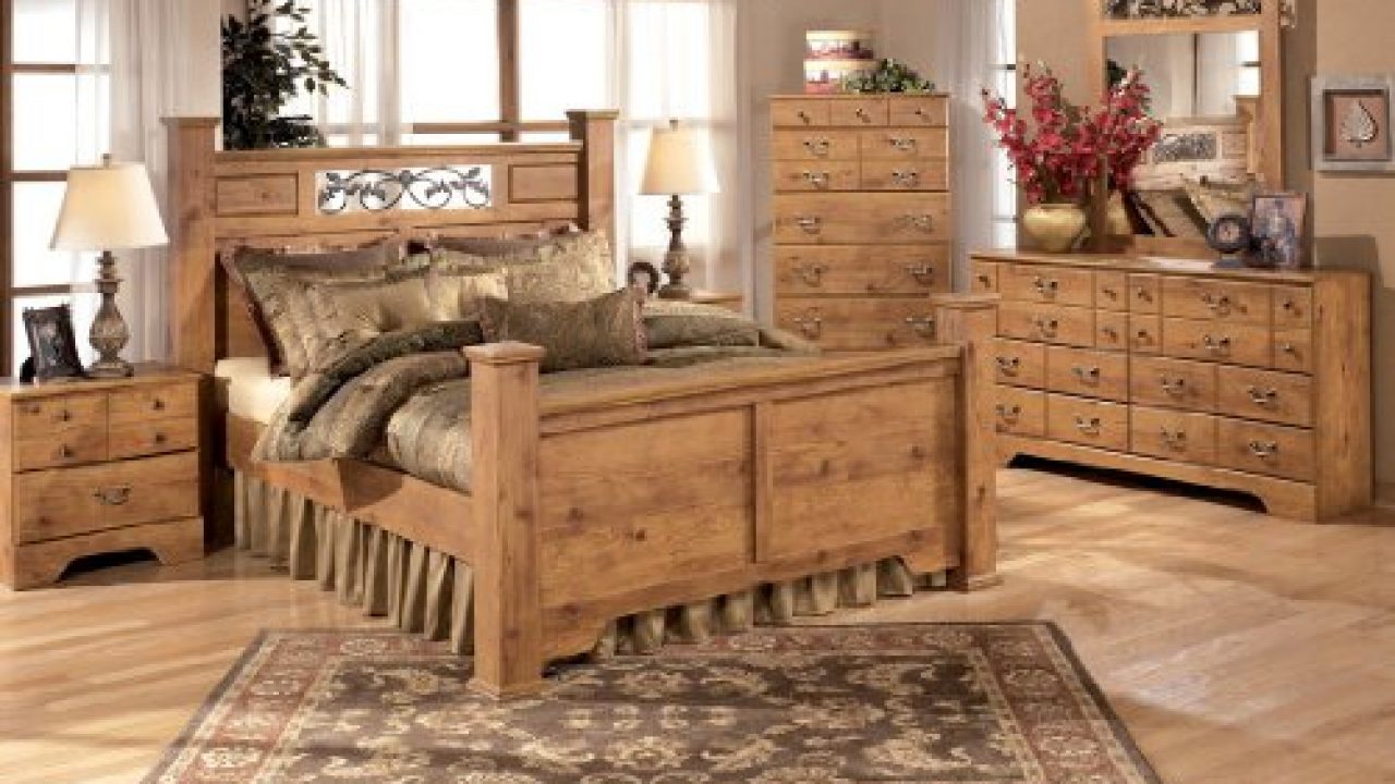 Featured image of post Light Wood Dresser And Nightstand Set : This beautiful and functional bedroom set will create an elegant, comfortable place for sleep.