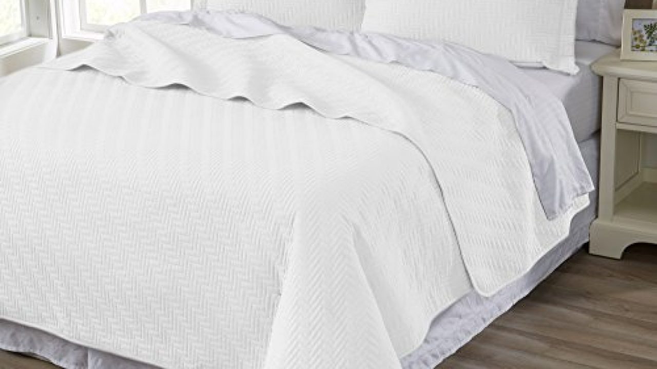 Emerson Luxury Oversized 3 Piece Coverlet Set Ornamental Design Solid Quilts